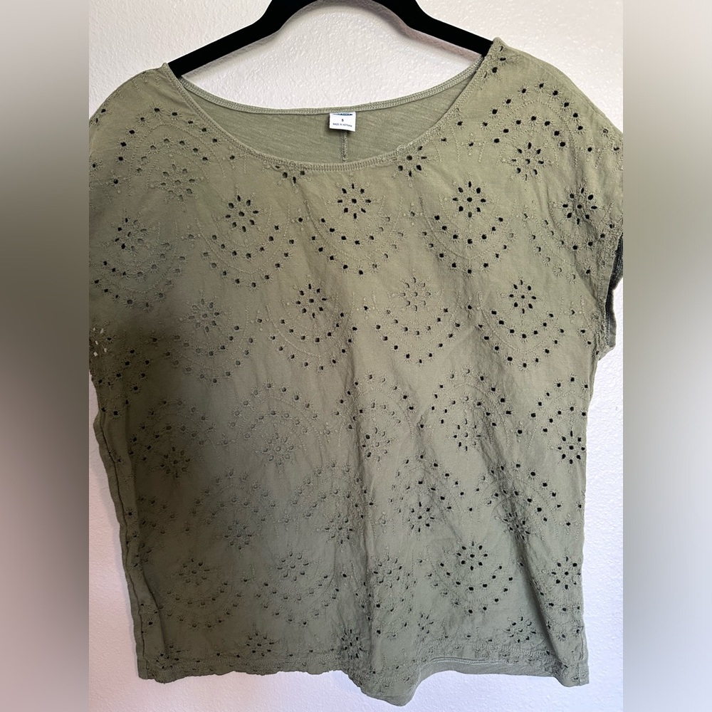 Old navy tshirt
